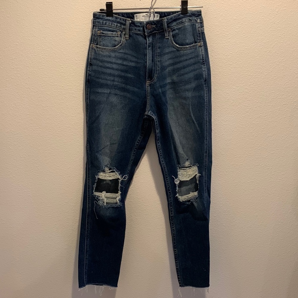 Hollister Curvy High-Rise Mom Jean. Tag W26/L27. See pictures for measures. 3R. 